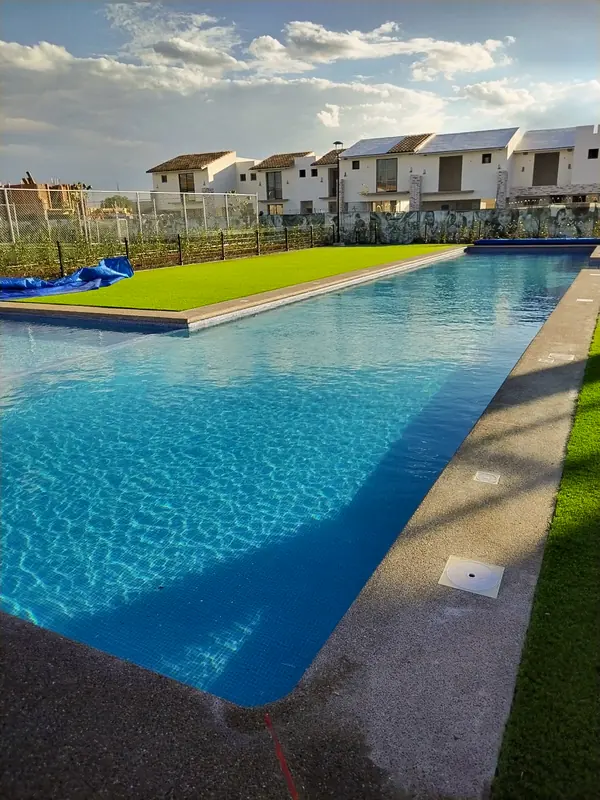 Alberca de nado en desarrollo residencial
