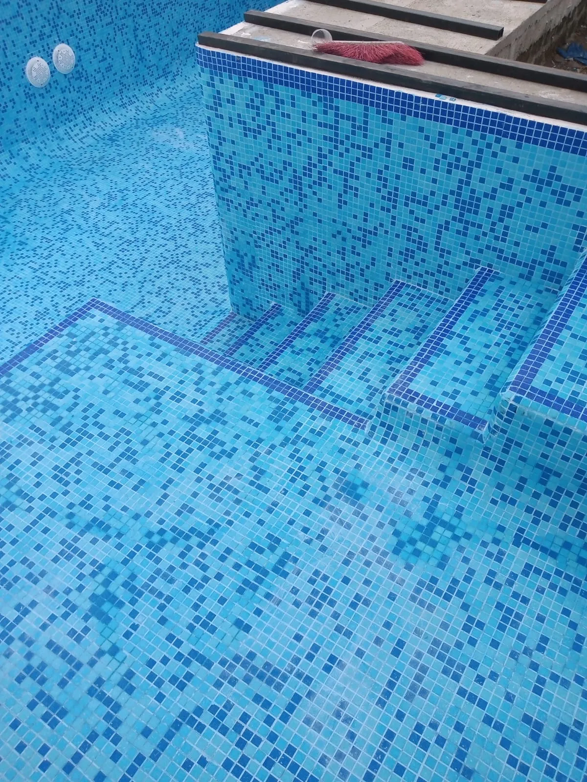 Detalle de mosaico azul y escalones