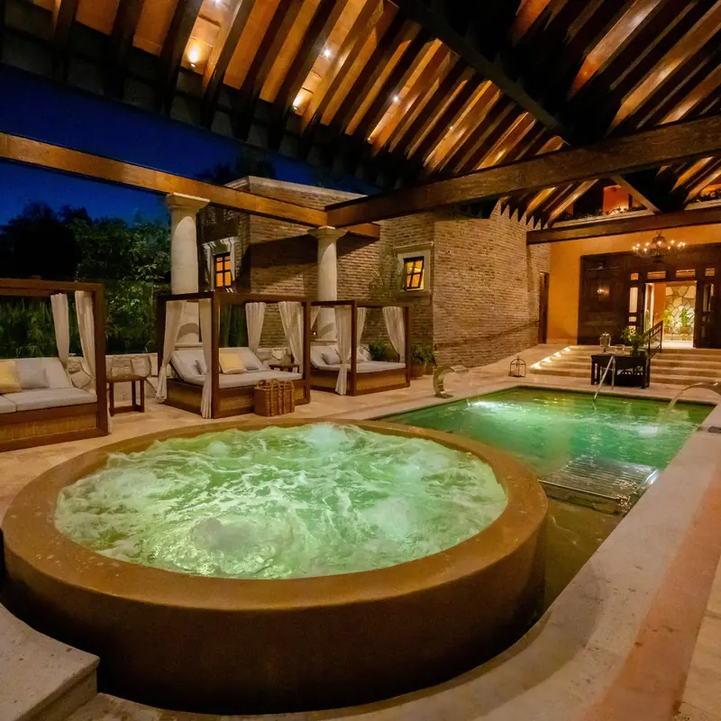 Jacuzzi redondo iluminado al atardecer